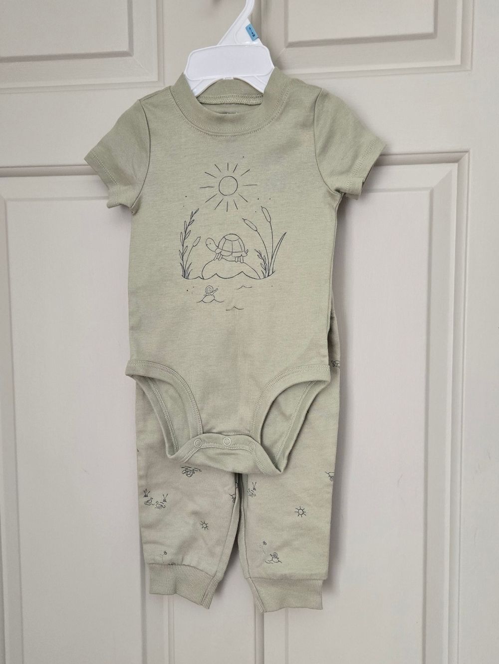 Carter’s 2 Piece Baby Set 6M – NWOT – Neutral Turtle Print Onesie & Pants